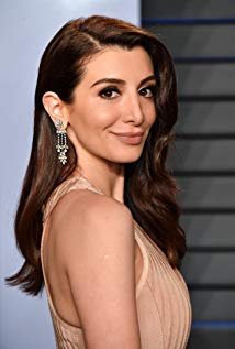 How tall is Nasim Pedrad?